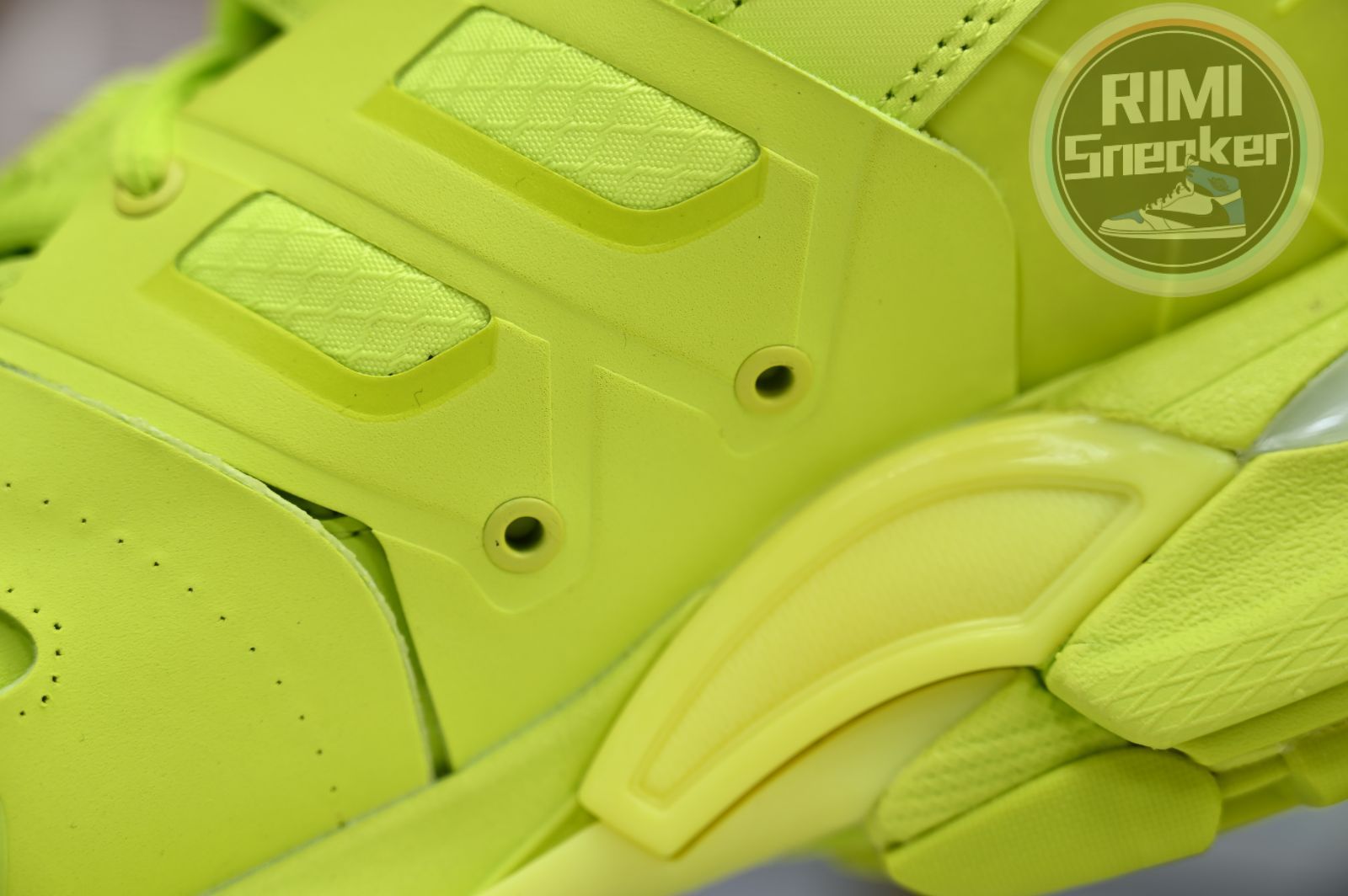 Balenciaga all sizes still in stock! Please contact customer service on iMessage/WhatsApp to purchase! BLGA Track（LED）