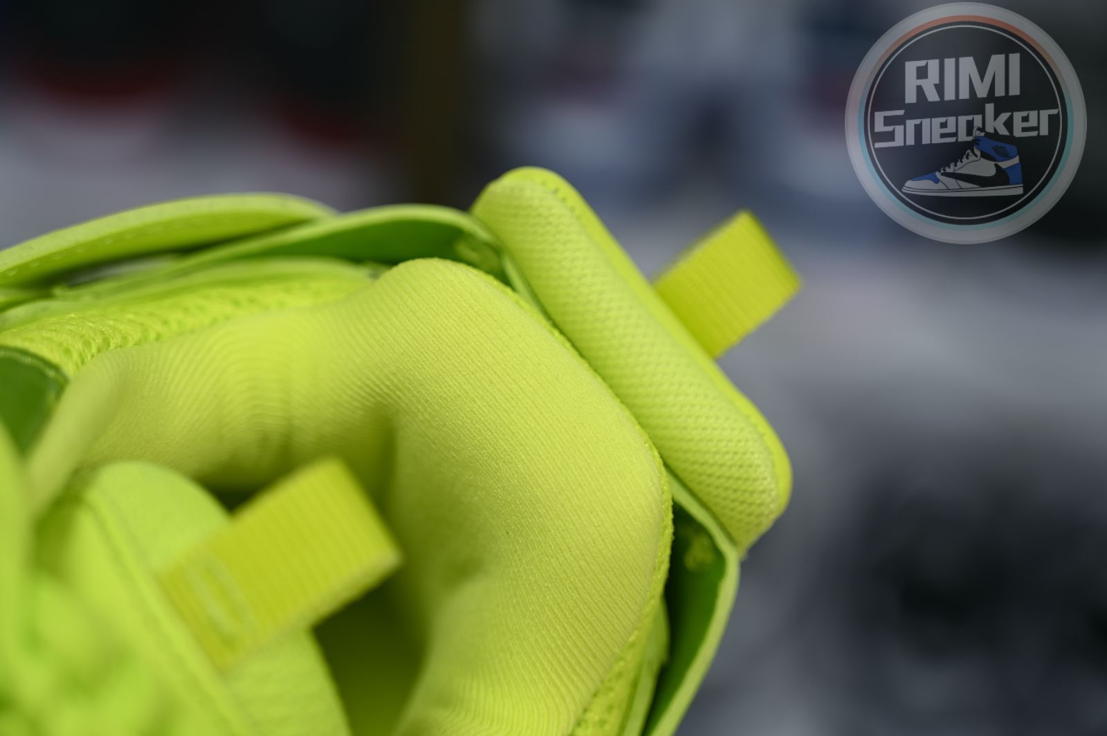 Balenciaga all sizes still in stock! Please contact customer service on iMessage/WhatsApp to purchase! BLGA Track（LED）