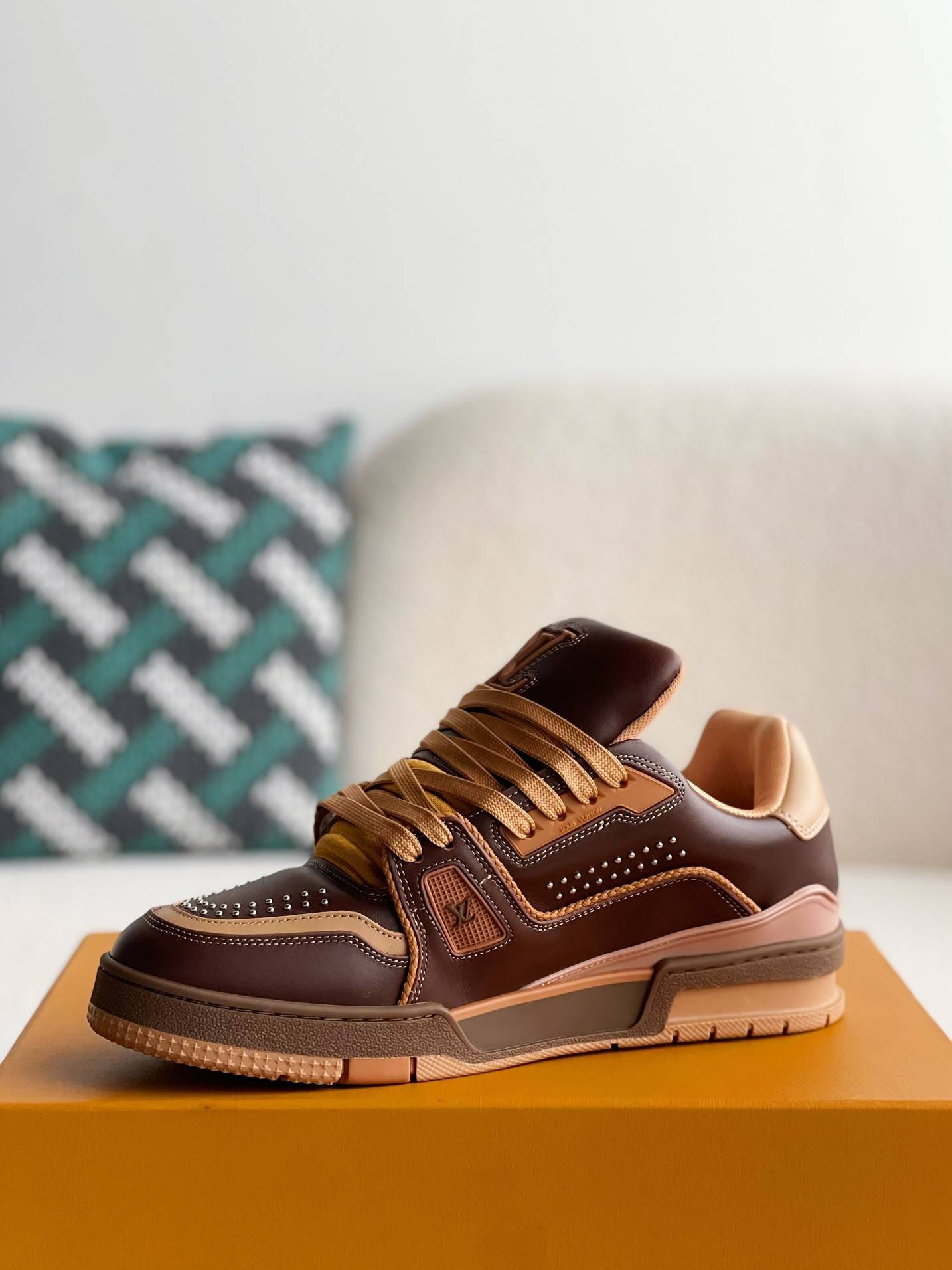 L*V TRAINER SNEAKERS