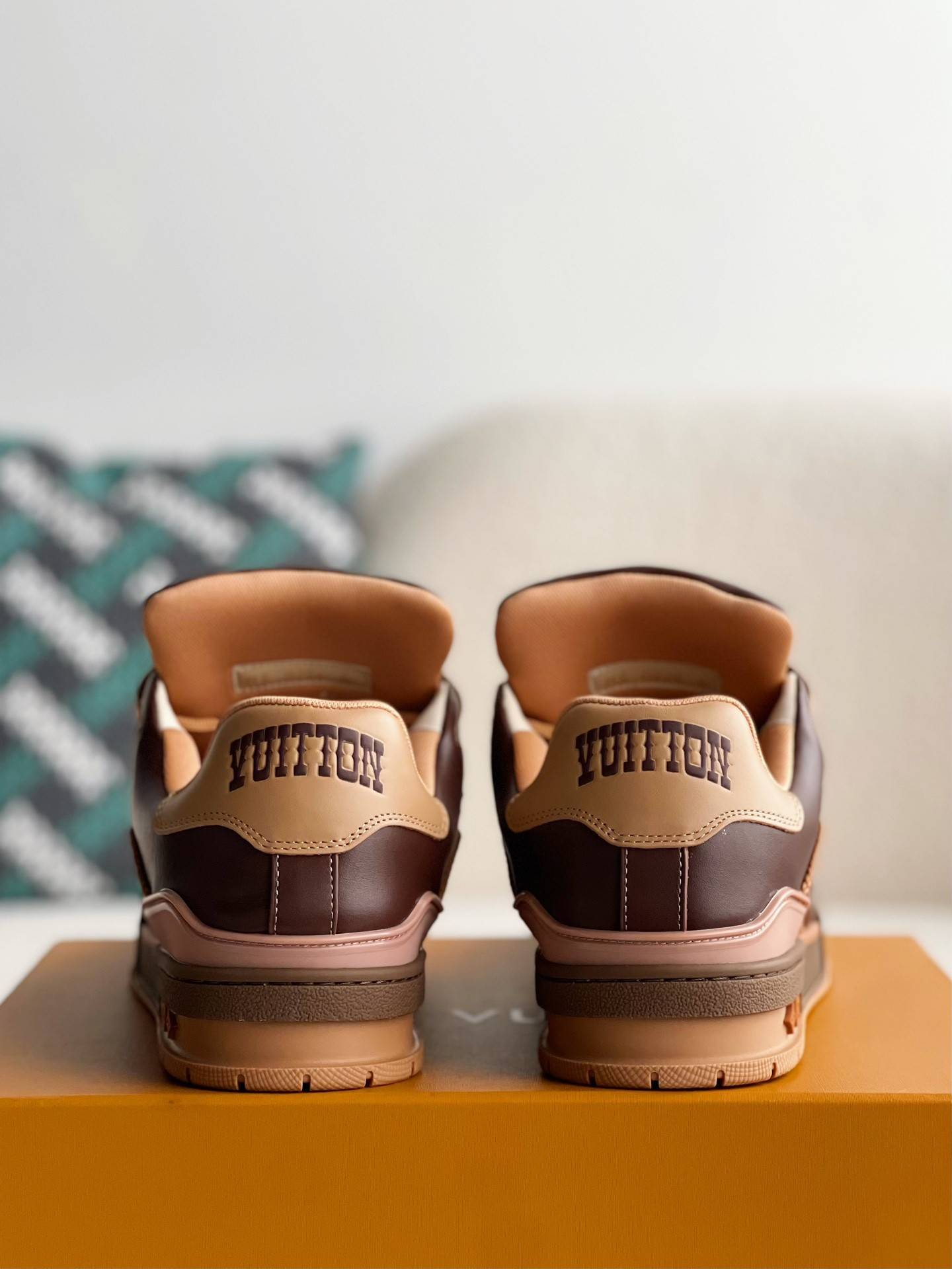 L*V TRAINER SNEAKERS