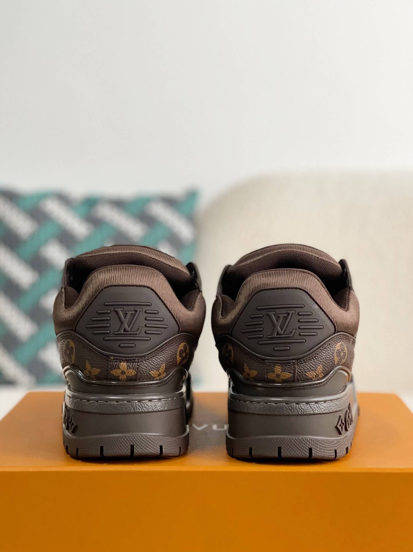 L*V TRAINER SNEAKERS