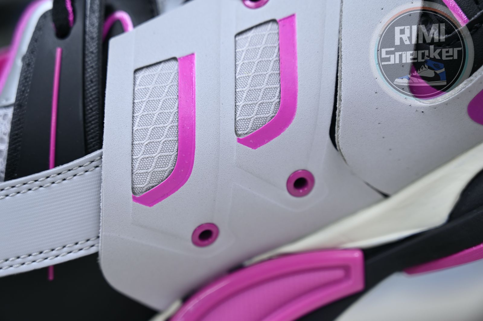 Balenciaga all sizes still in stock! Please contact customer service on iMessage/WhatsApp to purchase! BLGA  Track（LED）