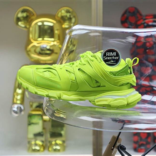 Balenciaga all sizes still in stock! Please contact customer service on iMessage/WhatsApp to purchase! BLGA Track(LED)