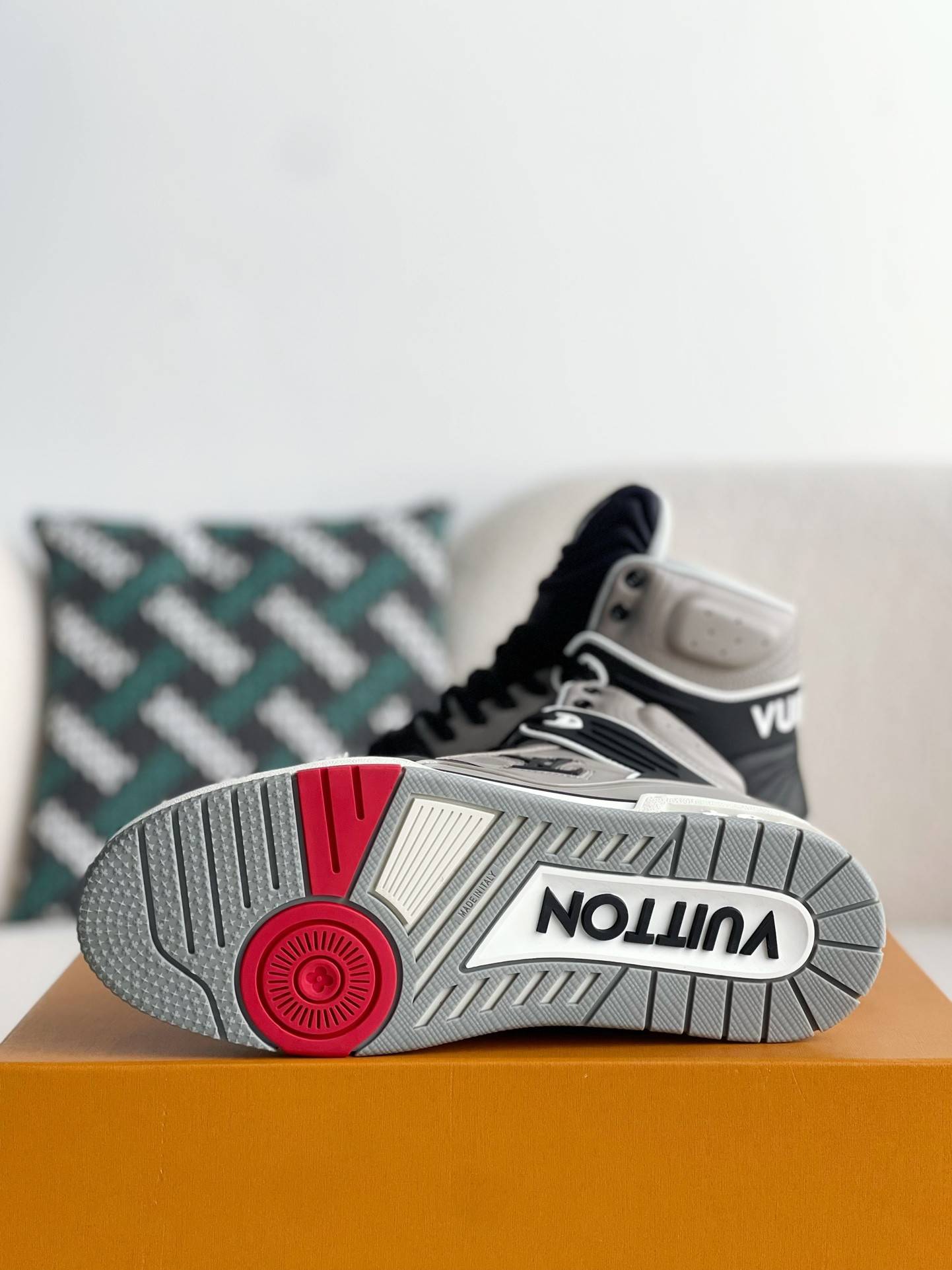 L*V TRAINER SNEAKERS