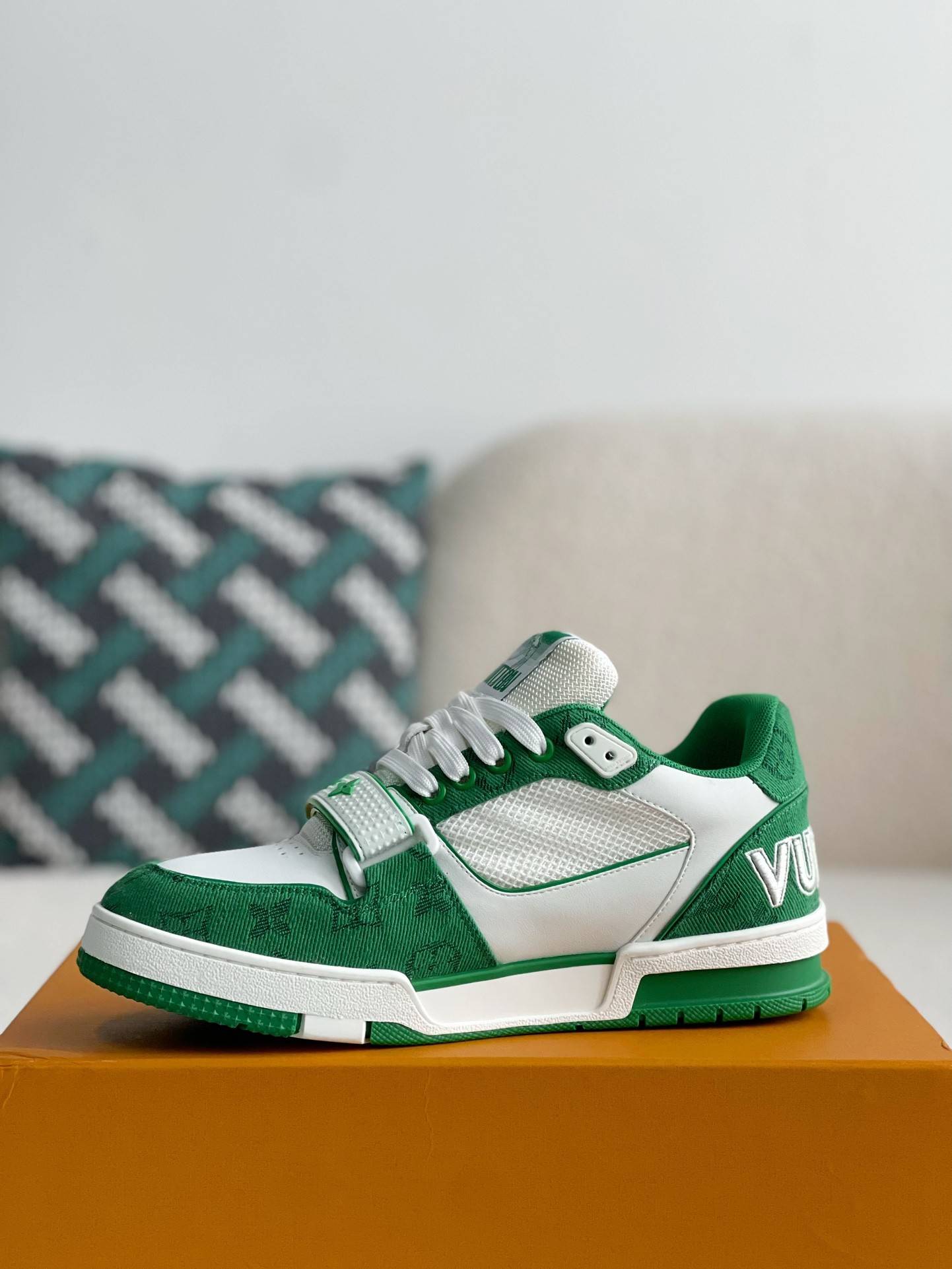 L*V TRAINER Sneakers