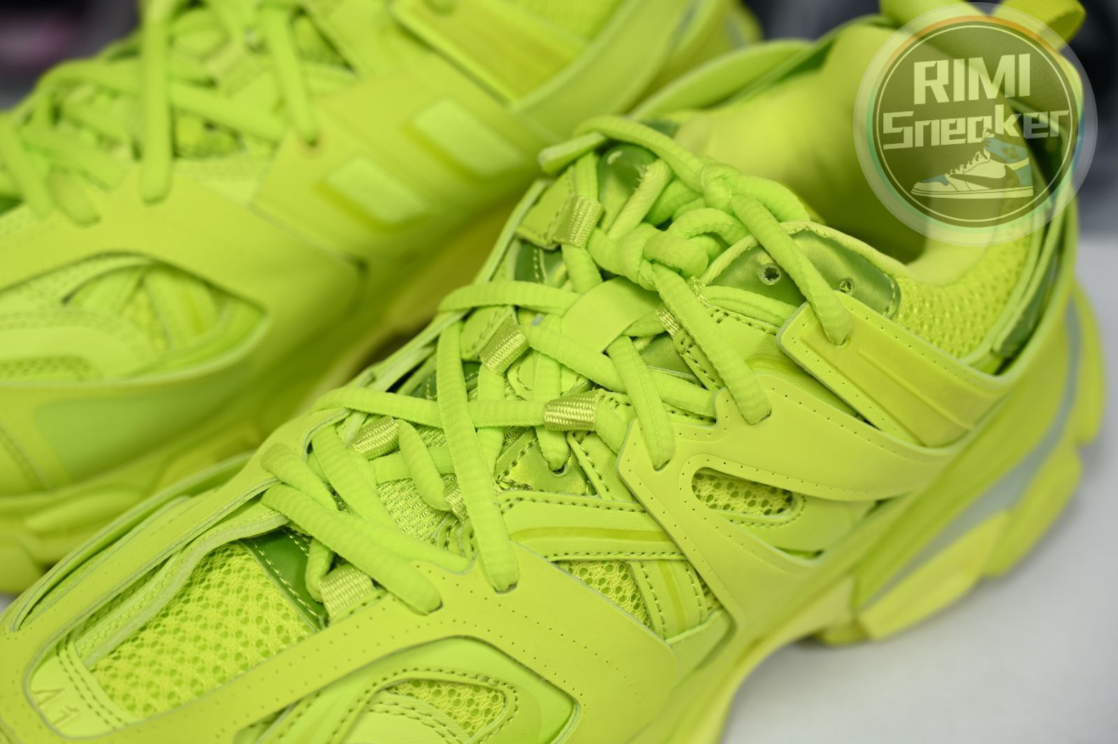 Balenciaga all sizes still in stock! Please contact customer service on iMessage/WhatsApp to purchase! BLGA Track（LED）