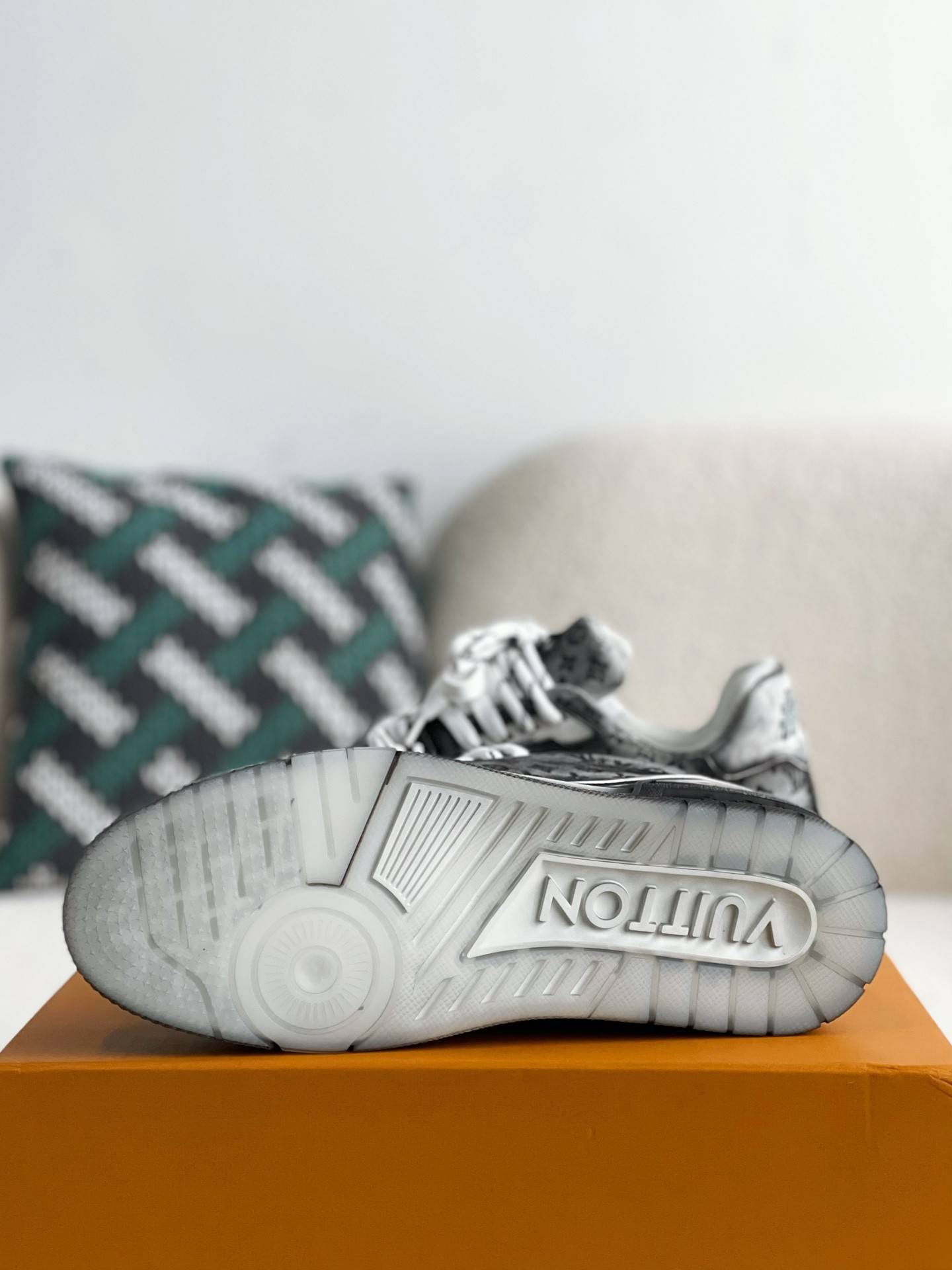 L*V TRAINER SNEAKERS