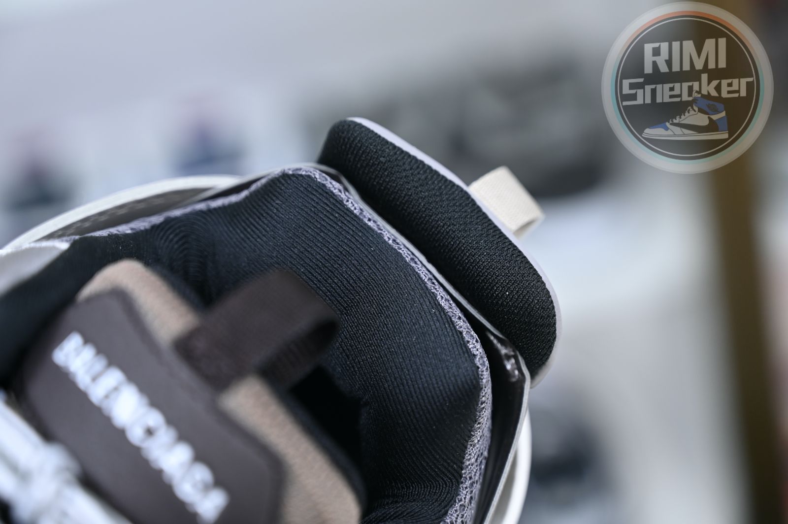 Balenciaga all sizes still in stock! Please contact customer service on iMessage/WhatsApp to purchase! BLGA  Track（LED）