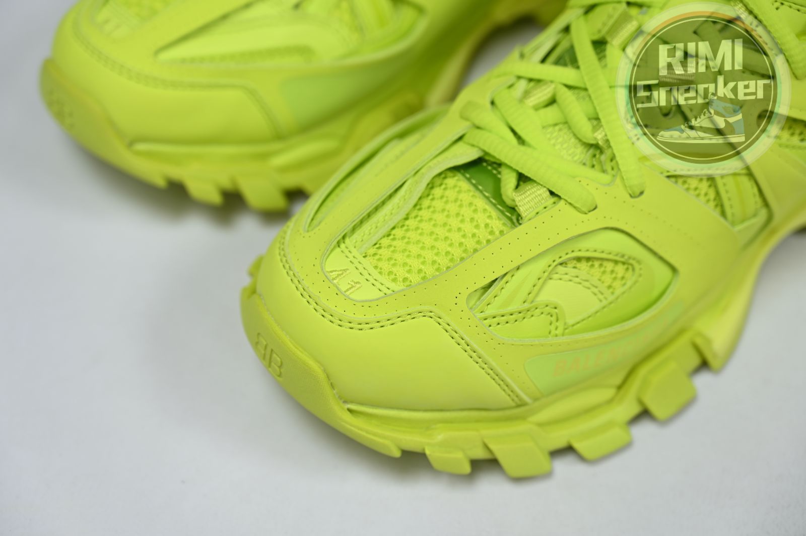 Balenciaga all sizes still in stock! Please contact customer service on iMessage/WhatsApp to purchase! BLGA Track（LED）