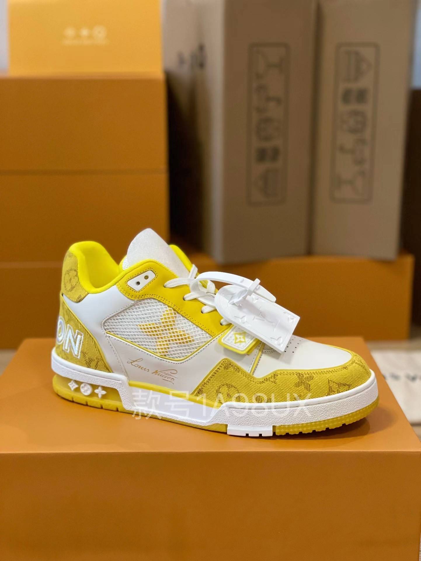 L*V TRAINER 1A98UX Sneakers Fall/Winter