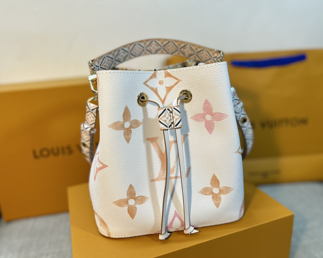 Louis Vuitton Néonoé Bag