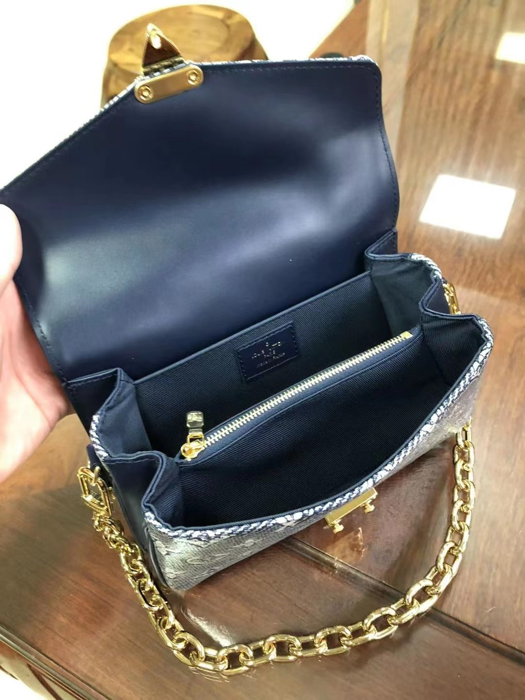 Louis Vuitton Pochette Métis East West Bag