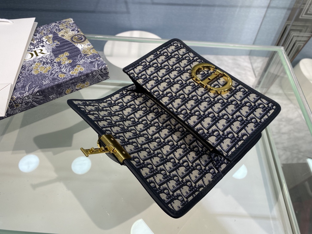 30 Montaigne Chain Bag