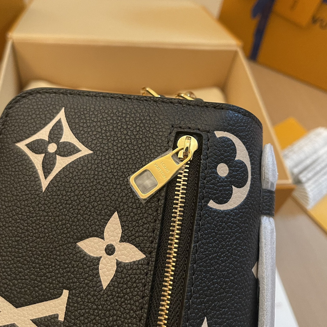 Louis Vuitton Pochette Métis East West Bag