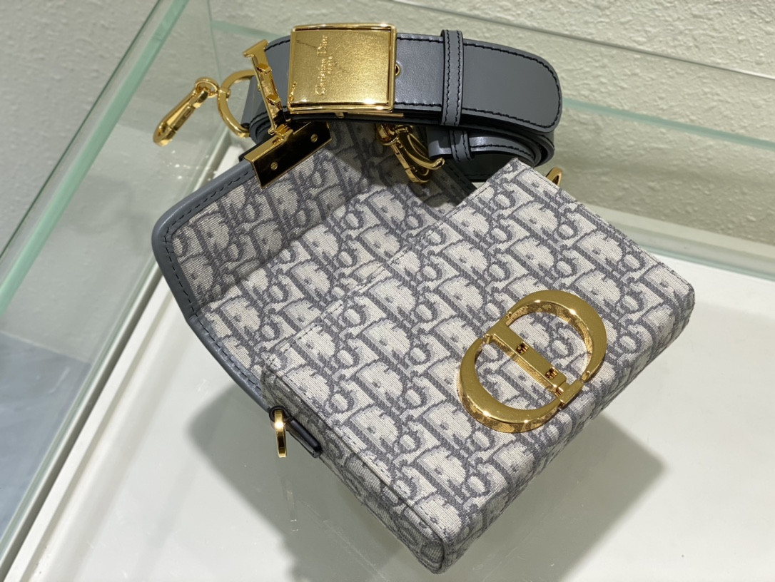 30 Montaigne Box Bag