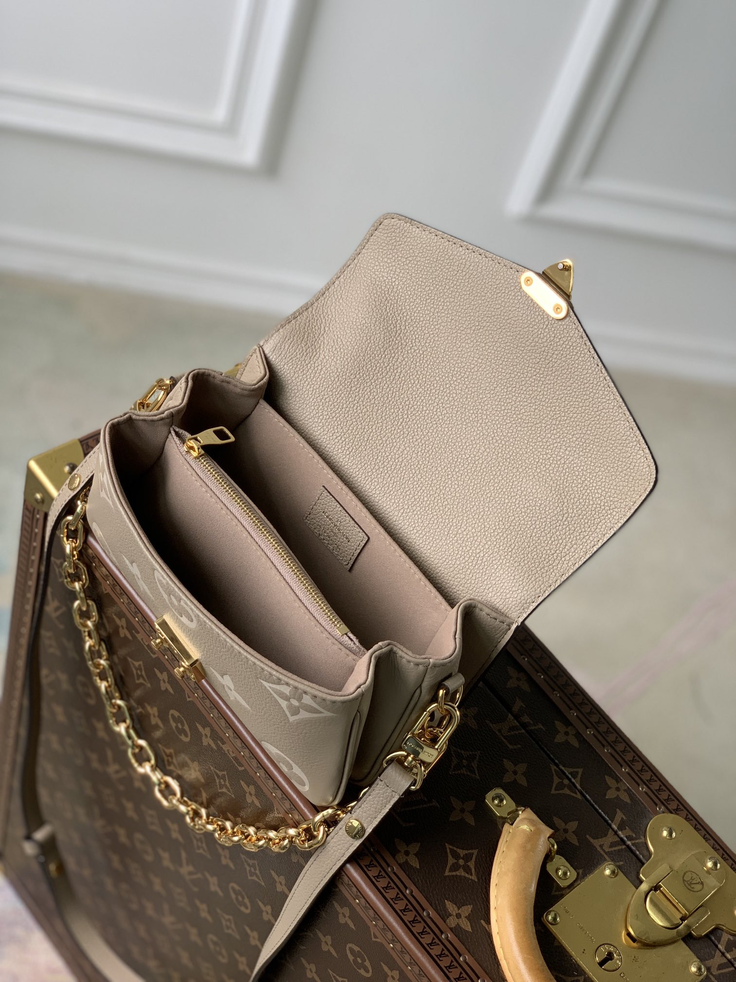 Louis Vuitton Pochette Métis East West Bag