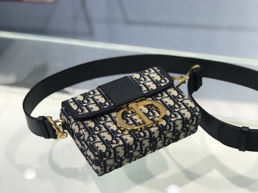 30 Montaigne Box Bag