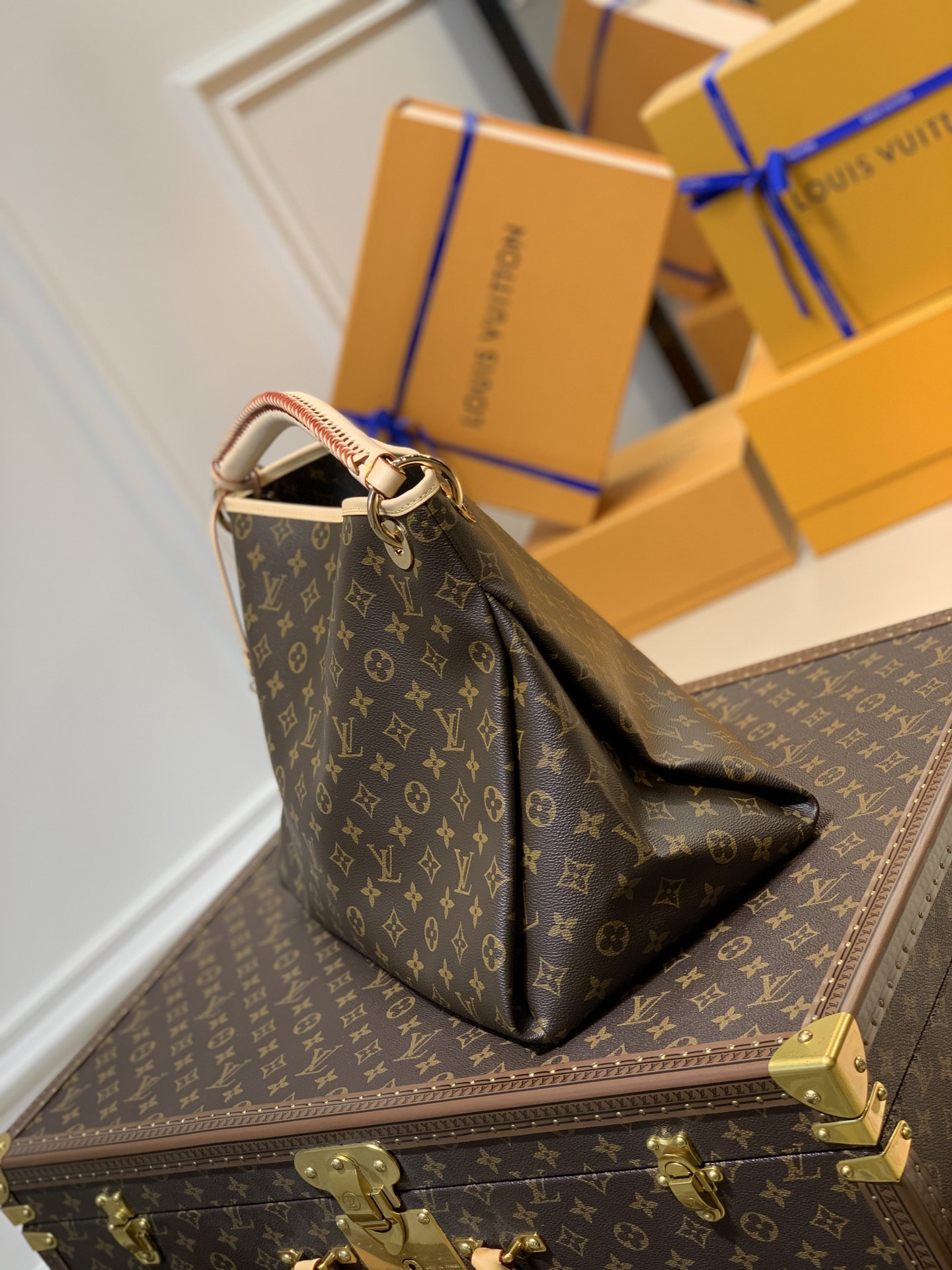 Louis Vuitton Artsy Bag