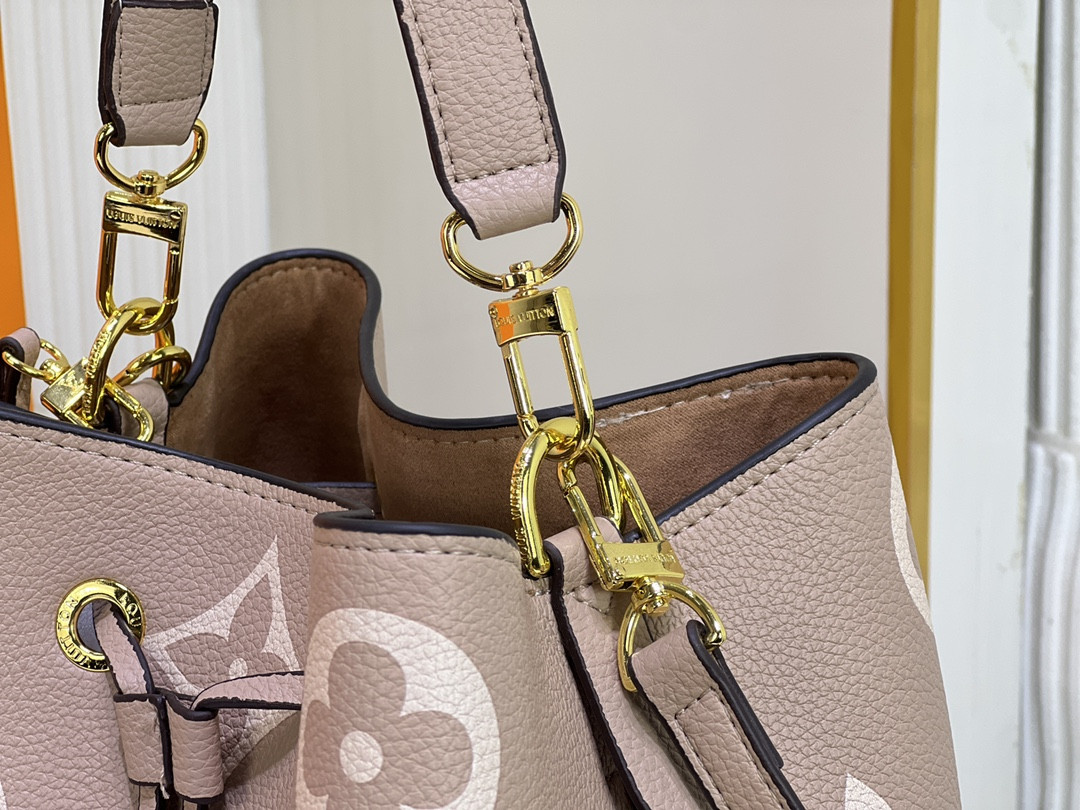 Louis Vuitton Néonoé Bag