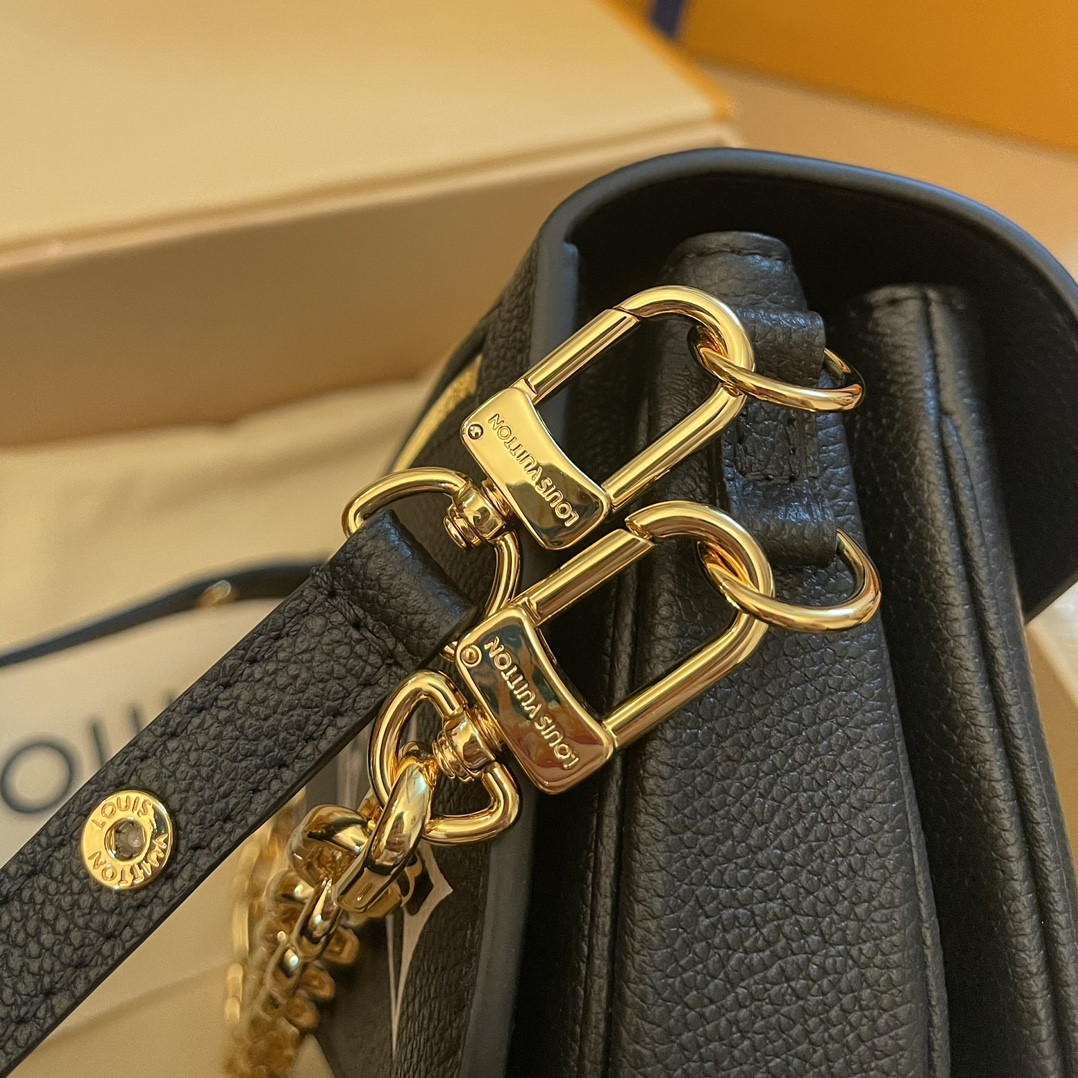 Louis Vuitton Pochette Métis East West Bag