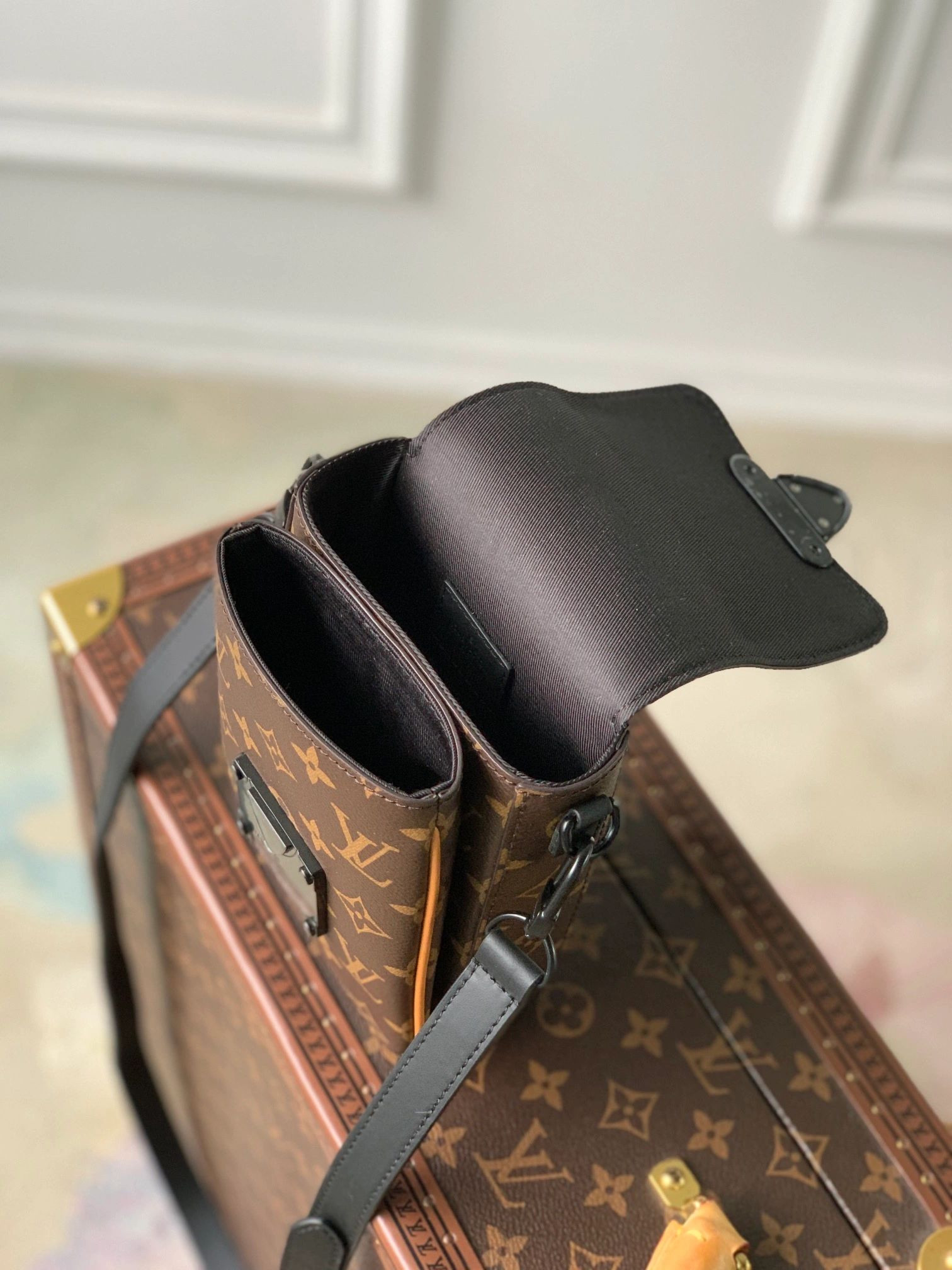 Louis Vuitton S-lock Bag