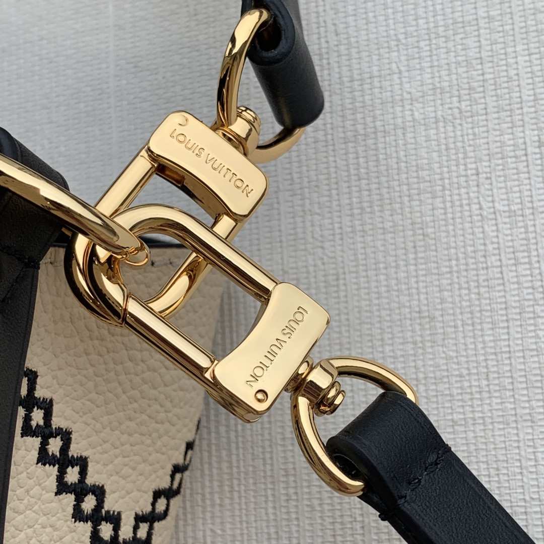 Louis Vuitton Néonoé Bag