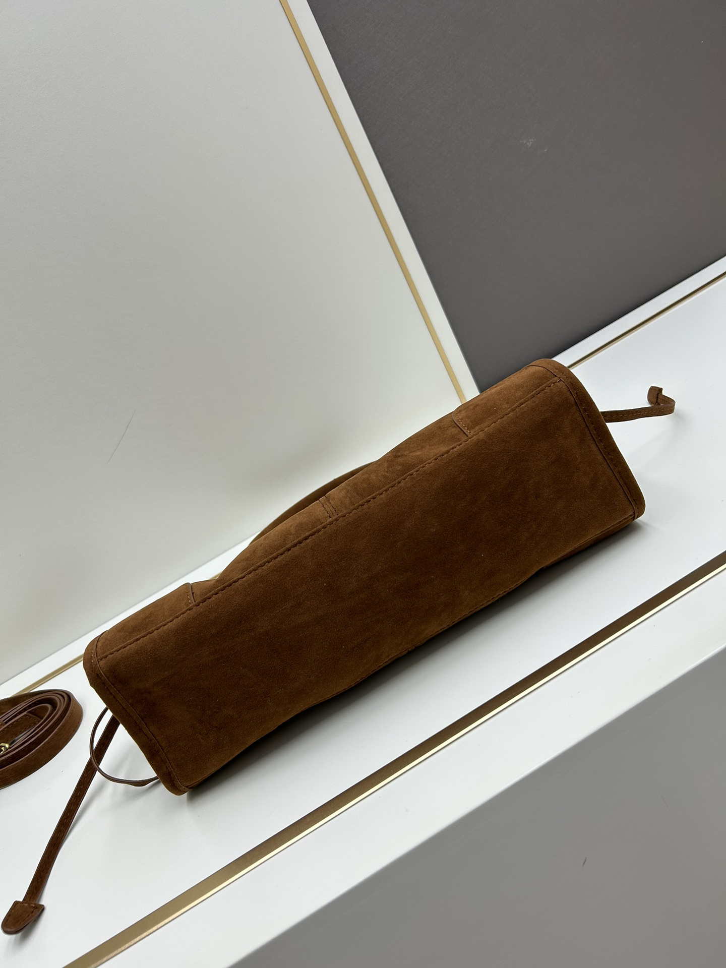 Prada matte size 32x15x11, style number 2452 [ADA new product] retro style, black waxed leather, the new favorite handbag!