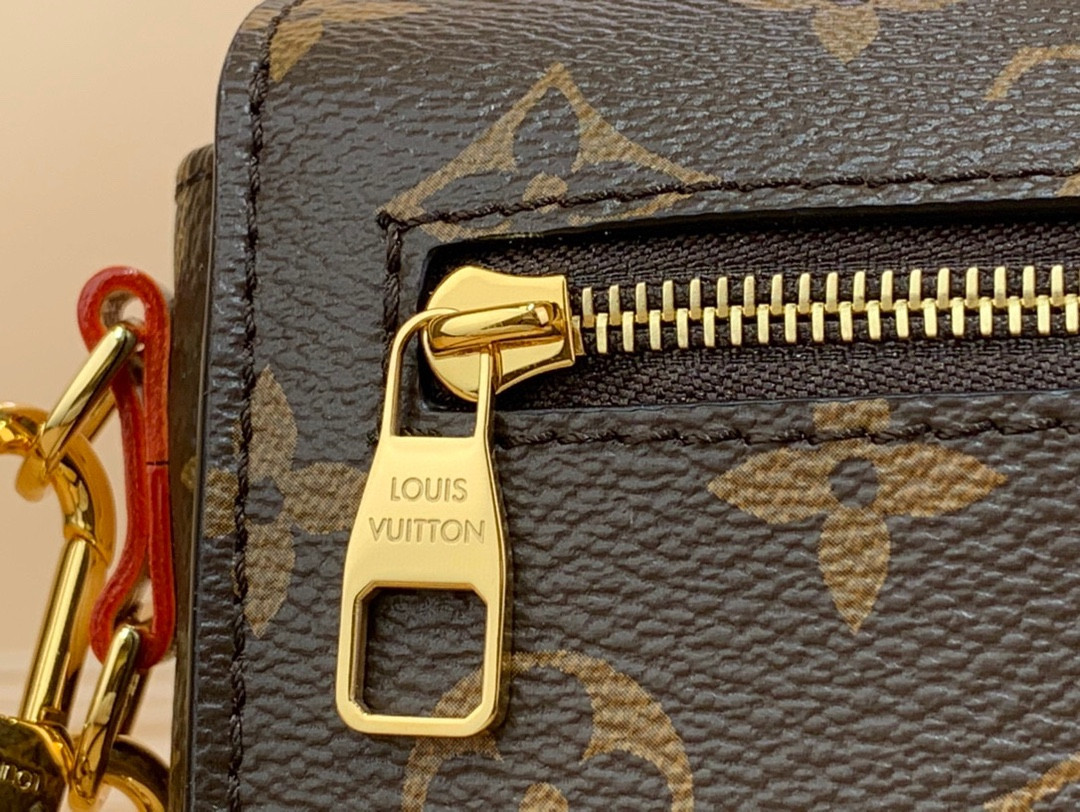 Louis Vuitton Pochette Métis East West Bag