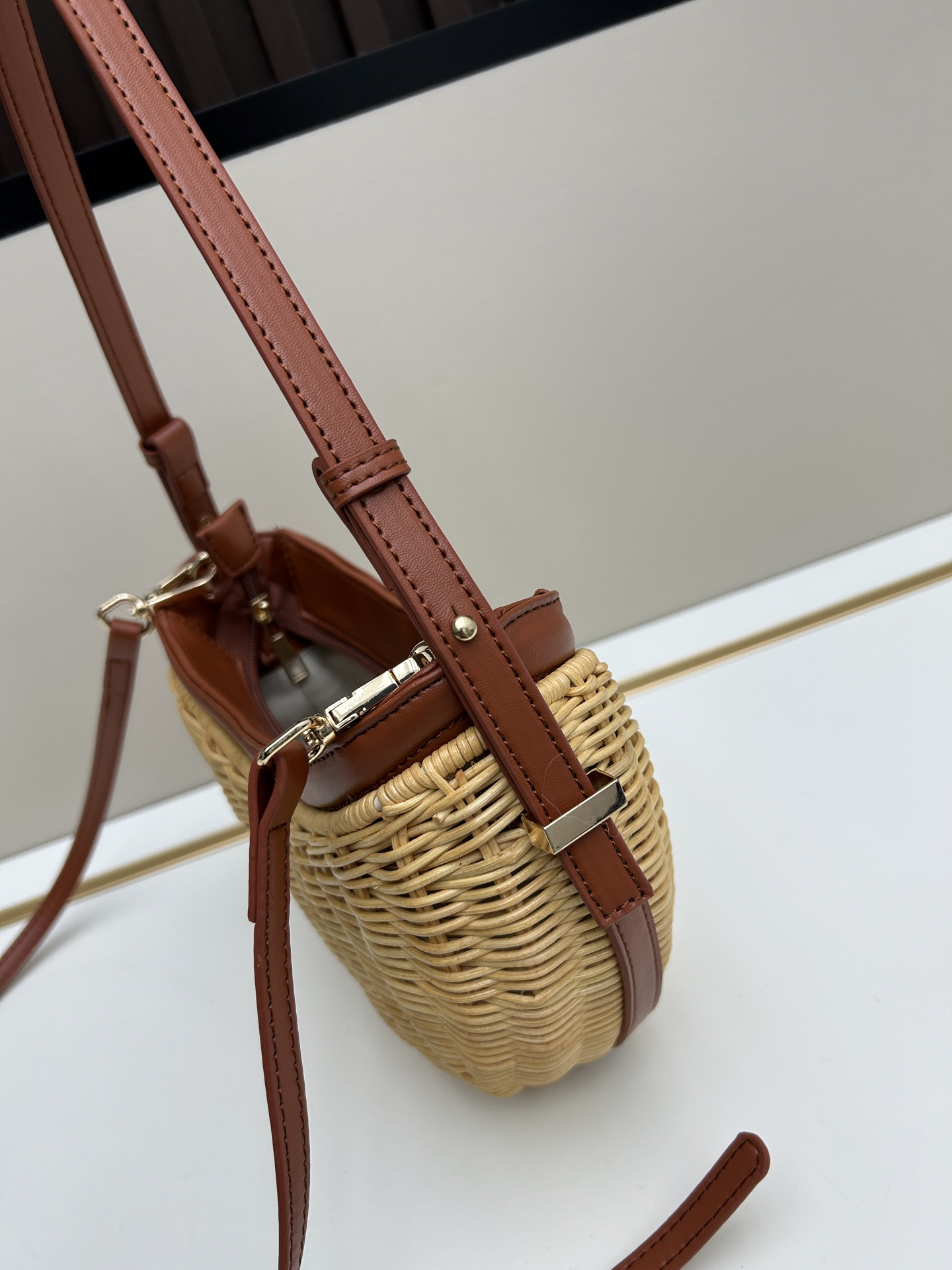 RADA woven style bag size 25x15x7, model 2528