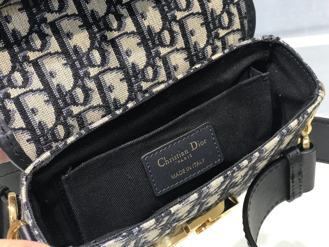 30 Montaigne Box Bag